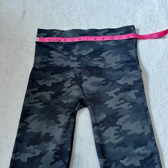 SPANX Seamless Camouflage Cropped Leggings - Large - Picture 6 of 9